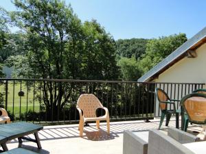 una terrazza con sedie, tavolo e sedie di Gîte 1805 Montagnes du Jura avec Spa et Sauna classé 2 étoiles a Foncine-le-Haut