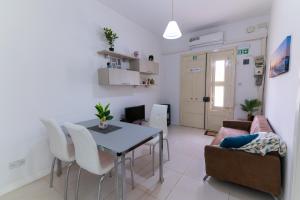 Televiisor ja/või meelelahutuskeskus majutusasutuses Seaside Cosy Maisonette @ Marsaskala - 2 mins walk from sea