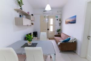 Posezení v ubytování Seaside Cosy Maisonette @ Marsaskala - 2 mins walk from sea + 15 fotografií