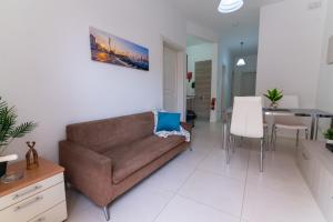 Posezení v ubytování Seaside Cosy Maisonette @ Marsaskala - 2 mins walk from sea