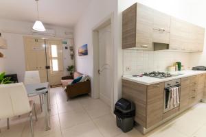 Köök või kööginurk majutusasutuses Seaside Cosy Maisonette @ Marsaskala - 2 mins walk from sea