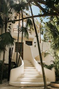 uma escada que leva a uma casa com palmeiras em Mahayana Tulum Beach Homes em Tulum