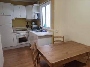 Il comprend une cuisine avec une table en bois et un évier. dans l'établissement Sunny Harbour, à Arona 13 autres photos