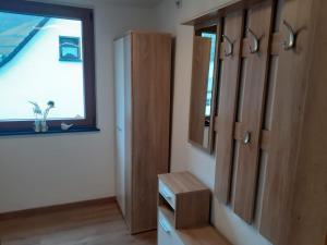 um quarto com armários de madeira e uma janela em Ferienwohnung Michael em Bremm