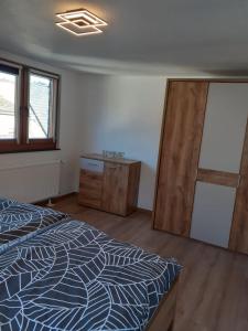 um quarto com uma cama, uma cómoda e um espelho em Ferienwohnung Michael em Bremm