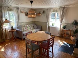 sala de estar con mesa y sofá en HomeSweetSweden en Malung