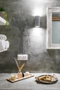 une table avec deux assiettes et deux tasses et une lampe dans l'établissement Yianna Cottage Studios, à Skopelos