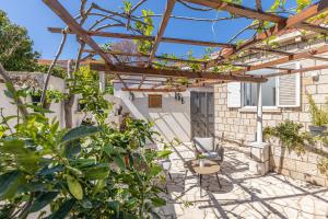 Ein Garten an der Unterkunft Rooms D&L, FREE Parking on-site