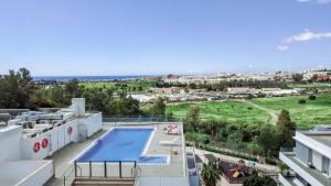 vista aerea di un edificio con piscina di JG35A- Perfect holiday home in good location a Marbella