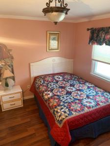 a bedroom with a bed with a quilt on it at ELIS APARTMENT in Ocean City