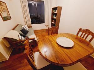 uma sala de estar com uma mesa de madeira e um sofá em Centro de Mendoza departamento em Mendoza