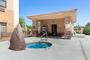 a small pool in front of a building at Fountain Park Hotel BW Signature Collection in Fountain Hills