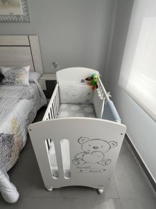 Łóżko lub łóżka w pokoju w obiekcie Apartamentos María de Lucía-Piso 2º