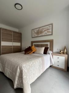 Łóżko lub łóżka w pokoju w obiekcie Apartamentos María de Lucía-Piso 2º