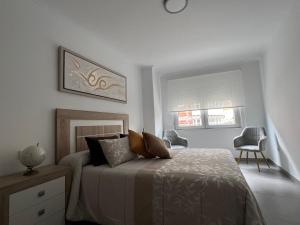 Łóżko lub łóżka w pokoju w obiekcie Apartamentos María de Lucía-Piso 2º