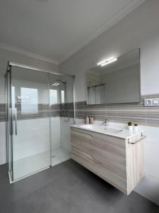łazienka z umywalką i prysznicem w obiekcie Apartamentos María de Lucía-Piso 2º w mieście Arou +30 zdjęć