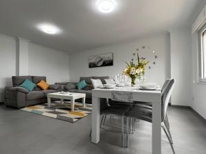 Część wypoczynkowa w obiekcie Apartamentos María de Lucía-Piso 2º