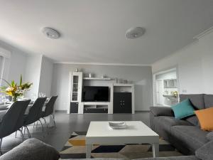 Telewizja i/lub zestaw kina domowego w obiekcie Apartamentos María de Lucía-Piso 2º
