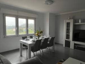 jadalnia ze stołem i krzesłami w obiekcie Apartamentos María de Lucía-Piso 2º w mieście Arou
