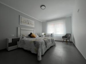 Łóżko lub łóżka w pokoju w obiekcie Apartamentos María de Lucía-Piso 2º