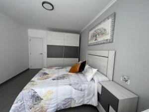 Łóżko lub łóżka w pokoju w obiekcie Apartamentos María de Lucía-Piso 2º