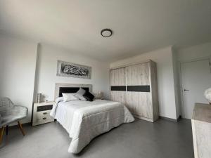 Łóżko lub łóżka w pokoju w obiekcie Apartamentos María de Lucía-Piso 2º