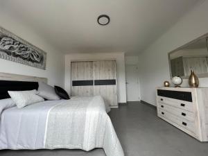 Łóżko lub łóżka w pokoju w obiekcie Apartamentos María de Lucía-Piso 2º