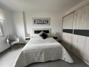 Łóżko lub łóżka w pokoju w obiekcie Apartamentos María de Lucía-Piso 2º