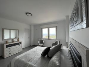 Łóżko lub łóżka w pokoju w obiekcie Apartamentos María de Lucía-Piso 2º