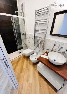 La salle de bains est pourvue de 2 lavabos, d'une douche et de 2 toilettes. dans l'établissement Appartamento Palazzo Raffaella, à Castel SantʼElia