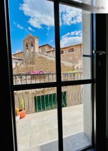 - une fenêtre donnant sur l'amphithéâtre depuis une église dans l'établissement Appartamento Palazzo Raffaella, à Castel SantʼElia