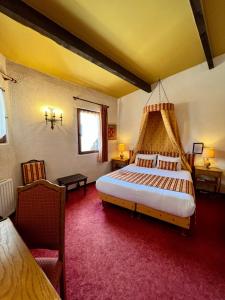 um quarto com uma cama de dossel grande em Château de Trigance em Trigance