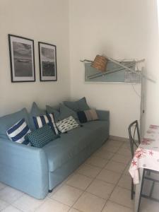 Sofá azul en la sala de estar con mesa en La Bagnante, en Vasto