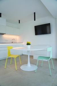 una cucina con tavolo bianco e 2 sedie di Zilli Studio Apartments a Termeno