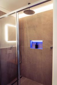 bagno con doccia e porta in vetro di Zilli Studio Apartments a Termeno