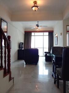 sala de estar con sofá y mesa en Glory Beach Resort PriVate PentHouse en Port Dickson