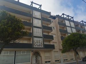 un condominio con balconi in metallo bianco di AREAL a Praia da Vagueira Altre 37 foto
