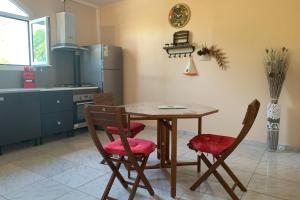 Kuchyň nebo kuchyňský kout v ubytování Appartement La Campagne