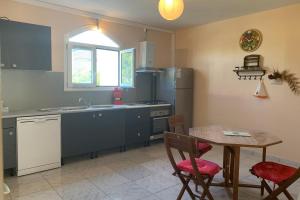 Kuchyň nebo kuchyňský kout v ubytování Appartement La Campagne