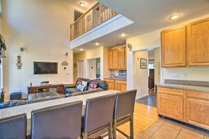 Η κουζίνα ή μικρή κουζίνα στο 1 Mi to Beach Home with Fire Pit and BBQ in Cape Cod!