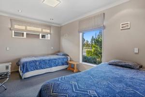 Cama ou camas em um quarto em Fairway Cottage - Hanmer Springs Holiday Home