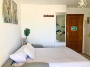 A bed or beds in a room at Valdelagrana vistas al mar, piscinas primera linea cadiz