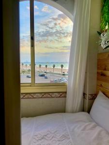 Posteľ alebo postele v izbe v ubytovaní Valdelagrana vistas al mar, piscinas primera linea cadiz