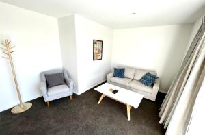Posezení v ubytování Lakeside Getaway in Otematata-2 bedroom unit - B3