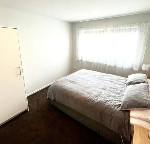 a bedroom with a bed and a window at Lakeside Getaway in Otematata-2 bedroom unit - B3 in Otematata