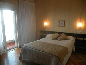 Cama o camas de una habitación en Hotel Rompeolas