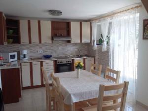 O bucătărie sau chicinetă la Holiday home in Vonyarcvashegy - Balaton 42697