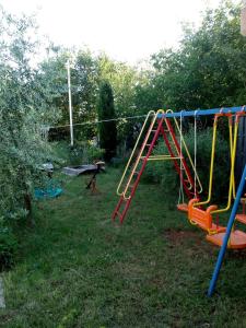 un parque infantil con un tobogán en un patio en Apartments in Porec - Istrien 42541, en Poreč