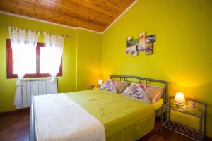 um quarto amarelo com uma cama e uma janela em Apartments in Porec - Istrien 42535 em Porec