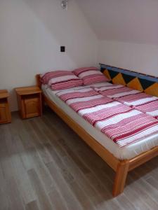 バラトンギュルクにあるHoliday home in Balatongyörök 42694のベッド(赤と白のシーツ付)
